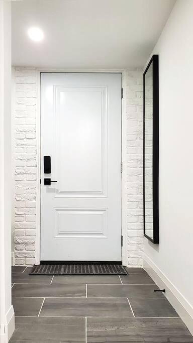 Renovated Guest Suite Near The Lake & High Park In Toronto! Екстериор снимка